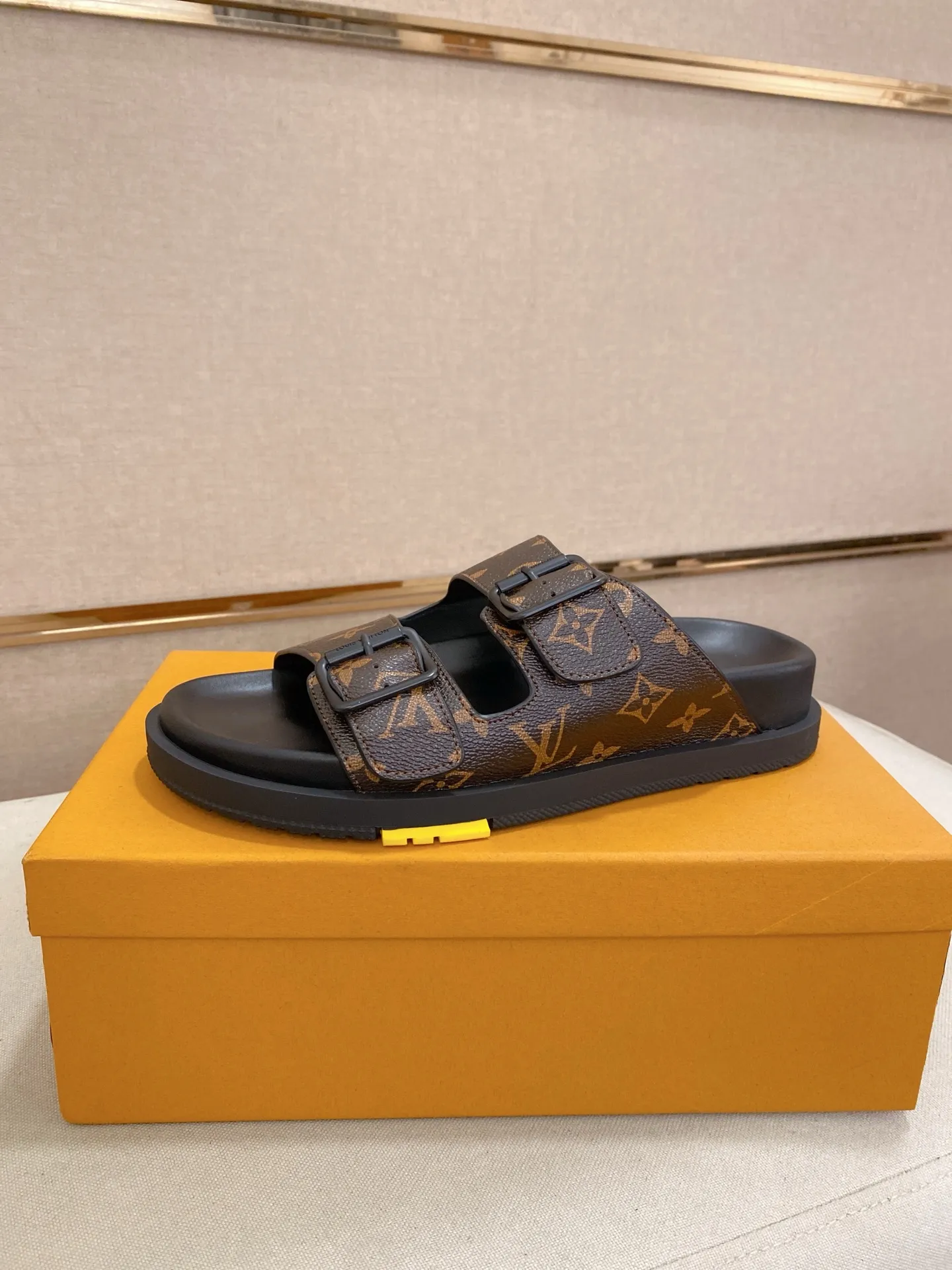 Factory price: 420💰Made by LV🔍Top purchasing agent. Men's spring and summer slippers are available at the same counter. The uppers are made of cowhide imported from Italy. High-quality craftsmanship, soles: original soles specially provided by the original factory, exclusive movable molded soles are super comfortable, original factory follow-up goods, 🔍🔍high quality, can be entered and exited the counter at will, welcome to compare, code number 38-44. Can be customized45